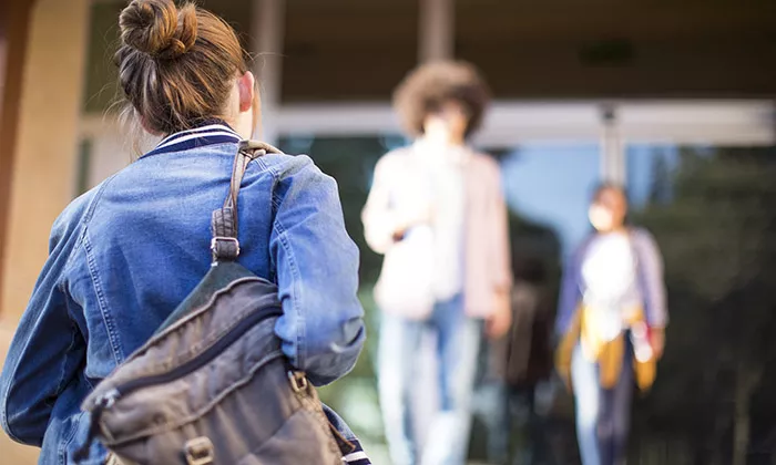 Student på väg till skola