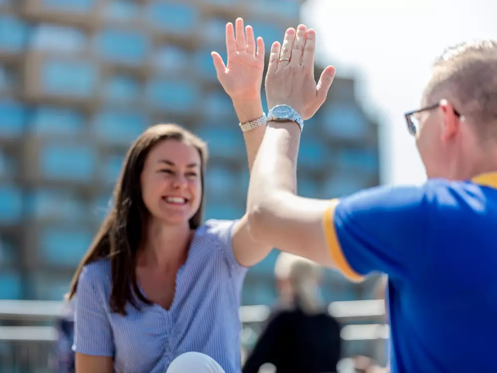 Två medarbetare gör high five