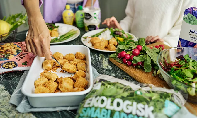 Förberedelser med fish nuggets och sallad i kök